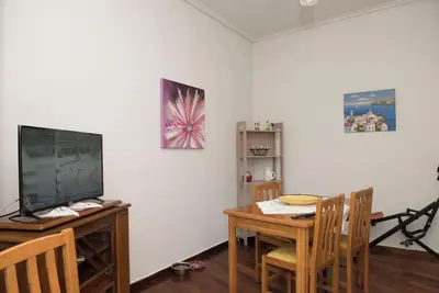 Image de Minimal Flat in Historic Kerameikos by ΜΡS