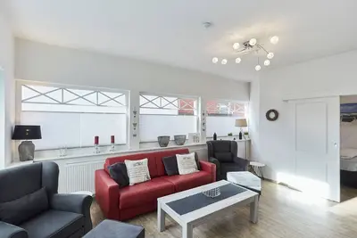 Image de Modern, centrally located vacation apartment.