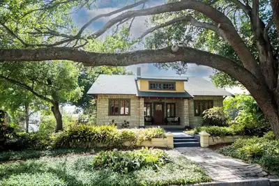 Image de Walkable Tampa Bungalow  near all the cafés + nightlife! Thoughtfully renovated w/modern comforts while preserving its vintage charm; historic Tampa retreat is steps from trendy breweries and restaurant & local favorites. Plus is has 3 king beds!