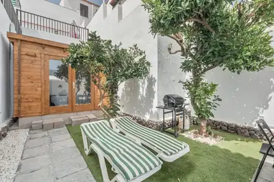 Image de Vacances 'Garden View' avec vue montagne, piscine partagée et jardin privé