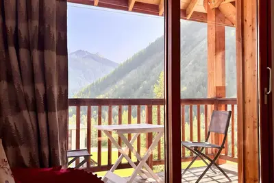 Image de Appartement 'Les Granges - Vue Panoramique' avec vue sur les montagnes, piscine partagée et balcon