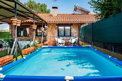 Image de Maison rurale 'La Casa Del Carpintero' avec piscine privée, terrasse privée et jardin privé