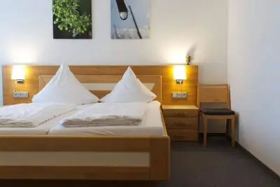 Image de Double room \"Weinquartier\" handicapped accessible - Weinhaus am Schieferfels