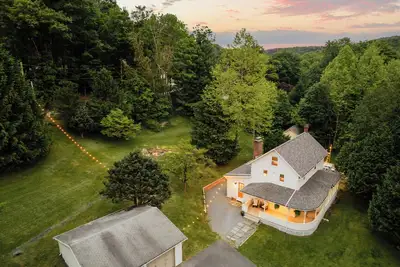Image de Roebling House • 1850s Cabin • Hot Tub • Fire Pit