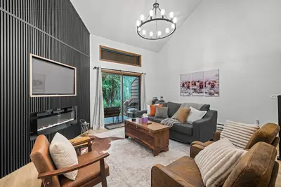 Image de Luxe Mountain- beautiful remodeled condo with community pool
