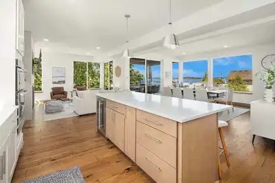 Image de Luxury 6 Br Mansion w, Water Views & Walk to Beach