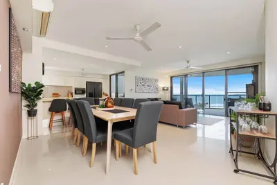 Image de Idyllic Harbour Views, Large Balcony, Pool & Bbq