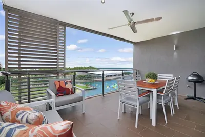 Image de Vibrant Waterfront Lagoon Views: walk to Cafes+Bbq