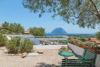 Image de Maison de vacances 'Oltre Tavolara' avec vue sur la mer, Wi-Fi et climatisation