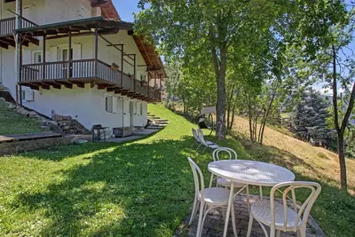 Image de Appartement « Coin Vert » avec vue sur les montagnes, jardin commun et Wi-Fi