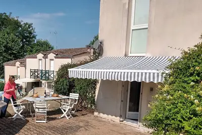 Image de House in lovely gardens with shared pool in Dordogne, parking on site