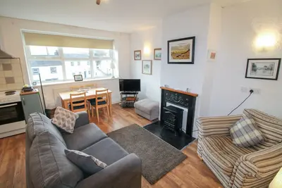 Emily's Apartment, Ireby - sleeps 7 guests  in 3 bedrooms