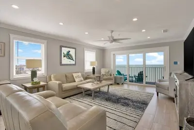Image de Beachfront Retreat w/ Panoramic Views and Pool
