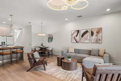 Image de Upstay—Pristine 3br Home with Private Pool & Bbq