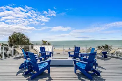Image de Bleuphoria - Rooftop Deck and Private Pool/Spa!