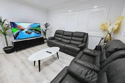 Image de Stunning New 5 Br & 3. 5 Bath