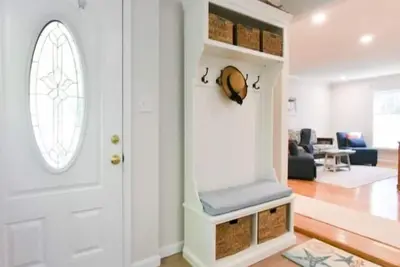 Image de 3 Bedroom 2 Bath house featuring WiFi Smart Tv Huge deck and patio Beach Parking