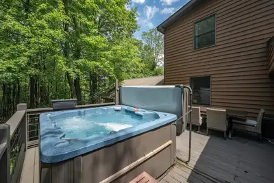 Image de New! Dog Friendly Wooded Escape w/ Hot Tub