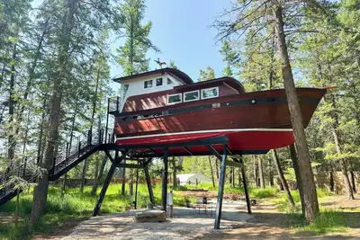 Image de The Beverly Boat at Montana Treehouse Retreat