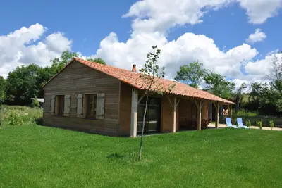 Image de maison bois chalet sur terrain clos