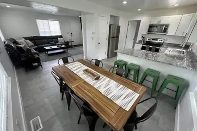 Image de Canyons Lounge… Tv, Wifi, Parking, + More!