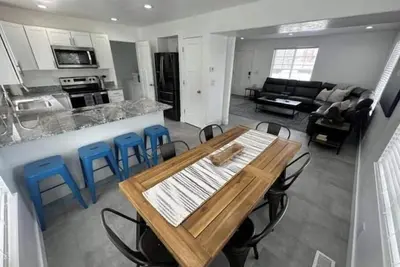 Image de Mountain Lounge…Tv, Wifi, Parking, + More!