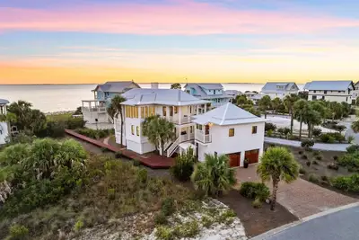 Image de 3 bedroom + Carriage House | Waterfront Access, Pool, Golf Cart, & Hot Tub