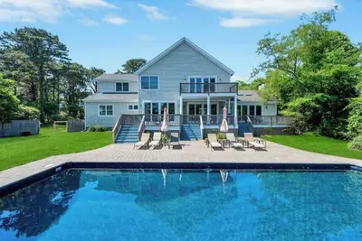 Image de Charming Southampton retreat with pool, spacious living, and prime location. . .