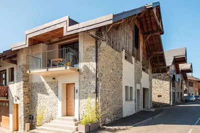 Image de Appartement 'Chez Flo - Clim Parking - Clg' avec vue sur montagne et climatisation