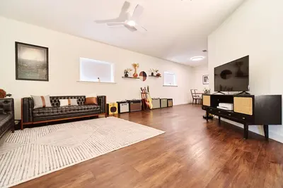 Image de Creative Oasis Near Austin — Full Recording Studio + 2 Indoor Tour Bus Bays
