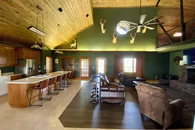 Image de Charming Hilltop Hideaway Lodge in Blossom Tx-4 bedroom- Sleeps up to 25
