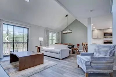 Charming 2-bedroom loft villa in East Stroudsburg with WiFi, fitness room