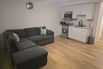 Image de Cozy living room and bedroom apartment in tranquil Riverview with WiFi