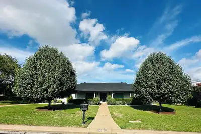 Image de Serenity Family Home with Large Backyard