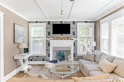 Image de Happy Place: Sunny & Cozy\n1915 Cottage, Pet Friendly 🐶\nNear Beach 🏖️ & Downtown