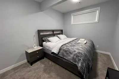 Image de Modern, well furnished 1 bedroom home with free street parking