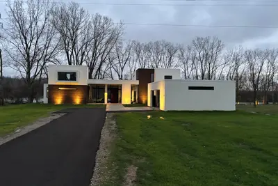 Image de Modern, Ultra-Luxurious, 5 Br/4. 5 Ba Home on a quiet wooded lake in Ann Arbor