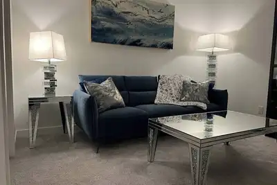 Image de New, stylish suite. Private entrance, queen bed, full kitchen, in-suite laundry.