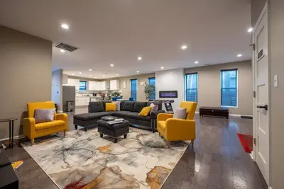 Image de Near Downtown | 2 En-Suites • Garage • Sleeps 9