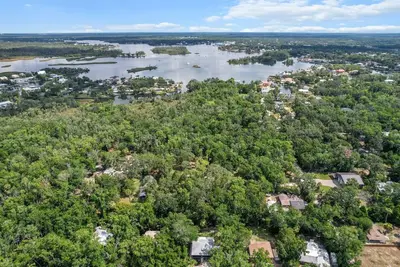 Image de Wake up above the trees-just minutes from the water!