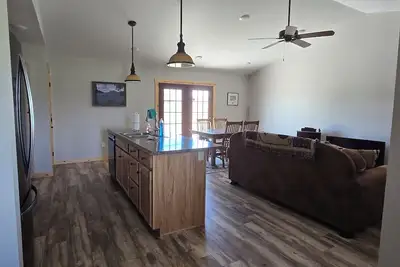 Image de Rustic cabin charm with modern comforts—your cozy escape to nature awaits!