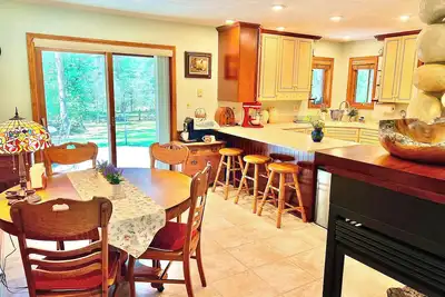 Image de 10 acres of woodland Privacy:  charming 3-bedroom home by Manistee w/ WiFi, Ac