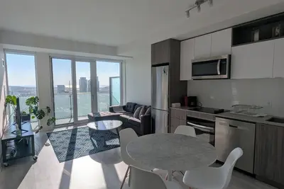 Lakeview 3bd | 2bath | Self Check-in | Free Parking