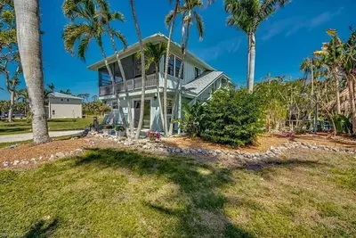 Image de Tiki Garden Paradise Charming 4-bedroom Bokeelia House in the Sky on Island Time
