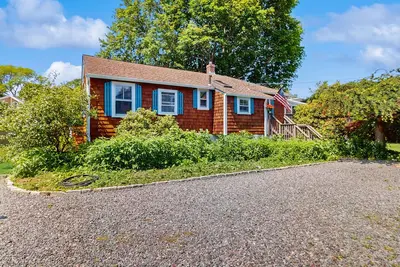 Image de Downtown home: walk to town, beach & regional rail station