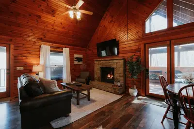 Image de Serene cabin with hot tub, WiFi, screened porch, games, and grill