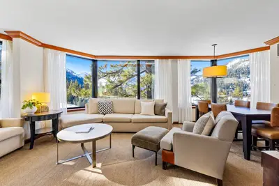 Image de Corner valley-view suits with fireplace, large living room & resort amenities