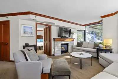 Image de Corner valley-view suits with fireplace, large living room & resort amenities