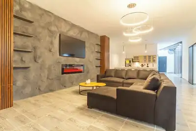 Image de 12-bedroom apartment with Ac in Next to Park LLeras! Two Jacuzzis on per level!