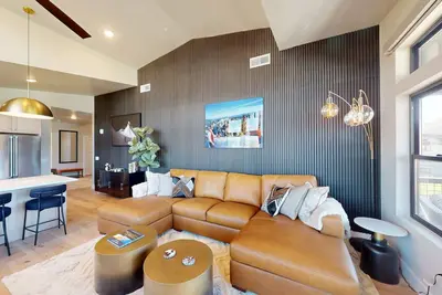 Image de Modern condo with fireplace and private balcony - lake view